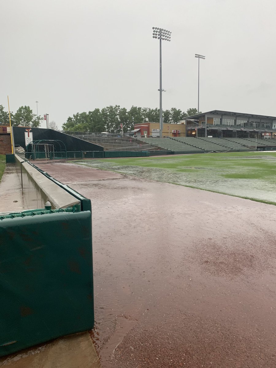 KCMonarchsTurf's tweet image. Had a couple rounds of severe weather yesterday morning that dropped just over 2 inches of rain on us. Crew did a great job getting it ready! #Grops #KC #Tbones