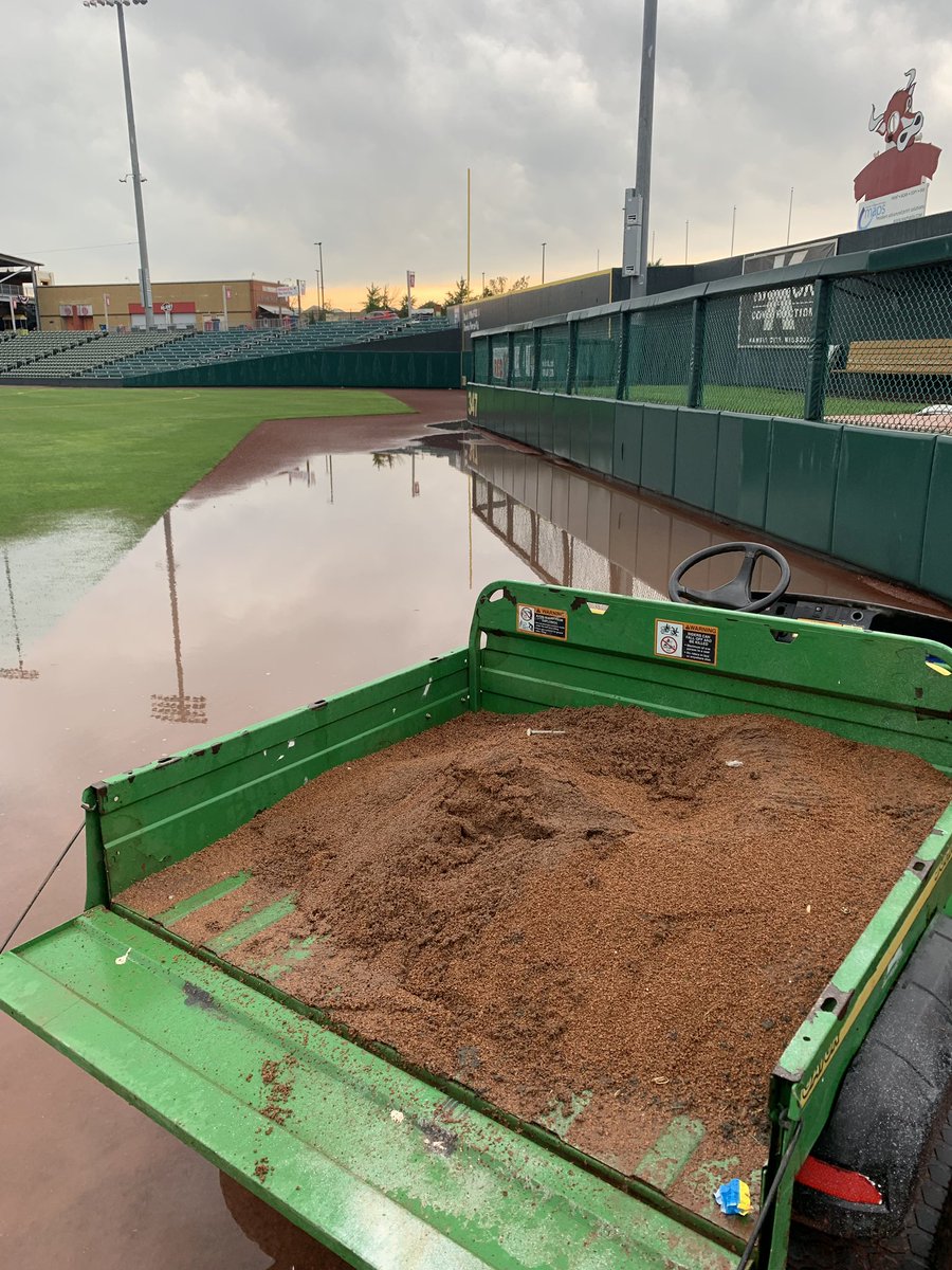 KCMonarchsTurf's tweet image. Had a couple rounds of severe weather yesterday morning that dropped just over 2 inches of rain on us. Crew did a great job getting it ready! #Grops #KC #Tbones