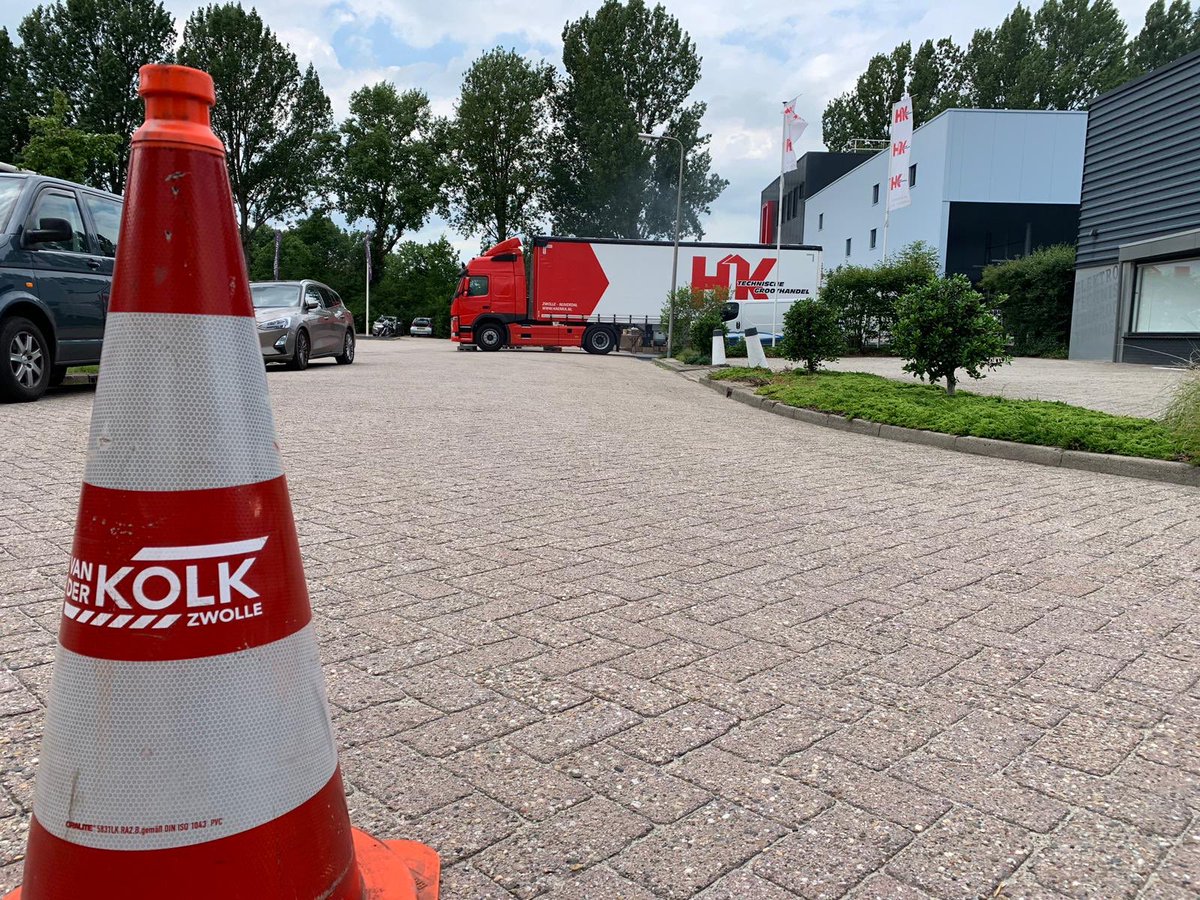 vanderKOLK_z's tweet photo. #Hasselt . Vandaag parkeerbegeleiding bij de OBN #Dweildag. Gisteren hebben wij dit mogen doen bij de opening van het nieuwe pand van H&K technische groot handel in #Zwolle https://t.co/iT6bPp8Oiq