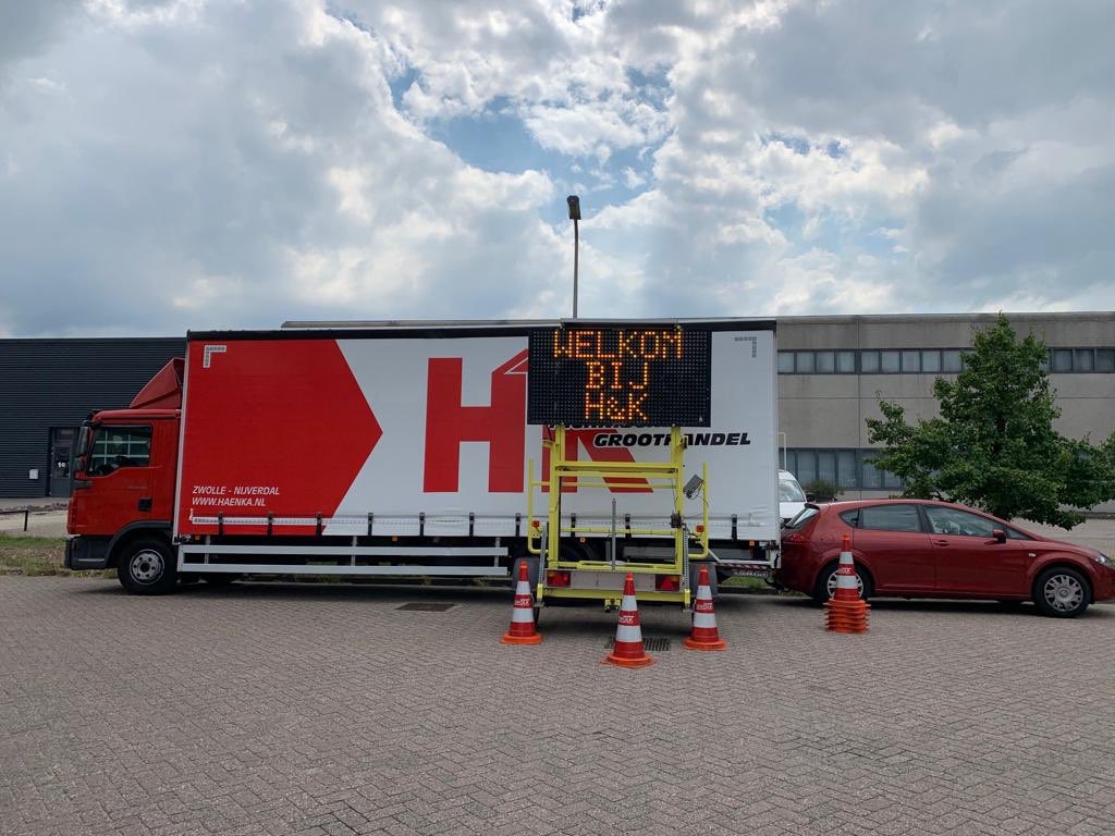 vanderKOLK_z's tweet photo. #Hasselt . Vandaag parkeerbegeleiding bij de OBN #Dweildag. Gisteren hebben wij dit mogen doen bij de opening van het nieuwe pand van H&K technische groot handel in #Zwolle https://t.co/iT6bPp8Oiq