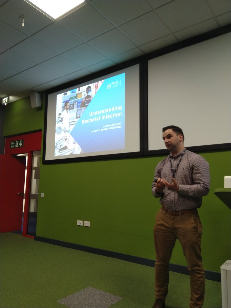 Dr Ronan McCarthy delivering a short lecture on bacterial infections as an example of our research-lead teaching in Biomedical Sciences #OpenDay #BrunelUniversity #biosciences @Bruneluni