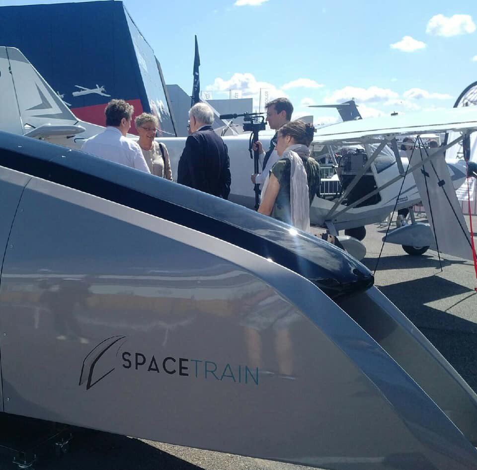 #SalonDuBourget : visites des stands de nos belles entreprises dans le domaine de l’#aéronautique, de l’#aérospatial et de la #Défense: 🚀🛩 🛰  
<a href="/Dassault_OnAir/">Dassault Aviation</a>, <a href="/byMBDA/">bymbda</a>, <a href="/thalesgroup/">Thales Group</a>, <a href="/CNES/">CNES</a>,...
Pour la 1ère fois un train y était présenté : <a href="/SPACETRAINONE/">SPACETRAIN</a> • <a href="/salondubourget/">Paris Air Show</a>