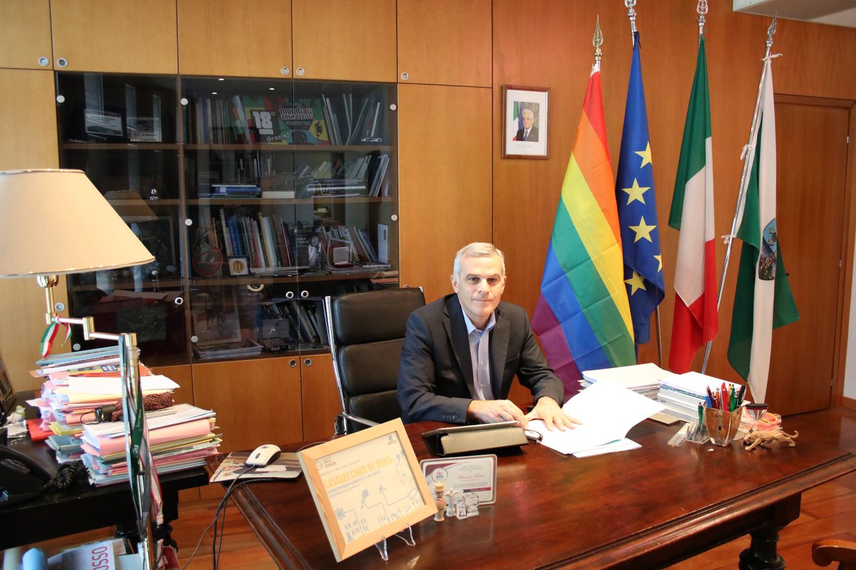 CasalecchioNews's tweet photo. Nel 50° anniversario dei movimenti per i diritti #LGBT, l'Amministrazione comunale di Casalecchio espone la bandiera arcobaleno in Sala Consiglio, Sala Cerimonie e nell'Ufficio del Sindaco. Nelle foto Massimo Bosso e Concetta Bevacqua, ass. Pari Opportunità #loveislove #bopride https://t.co/fGFOe0qKnY
