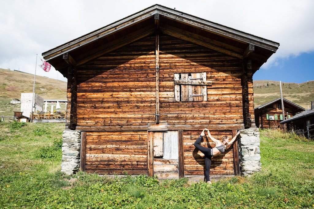 alps_property's tweet photo. If you're looking for some motivation this Monday, join a weekend of yoga and self-discovery in the middle of the heart of the Swiss alps in beautiful #Verbier, Aug 30 - Sep 1st. 🌍

🎟️Tickets: https://t.co/GGl8Y20PHg 

📷: inspireyogafestival

#MotivationMonday #YogaRetreat https://t.co/BhvXdJlOf5