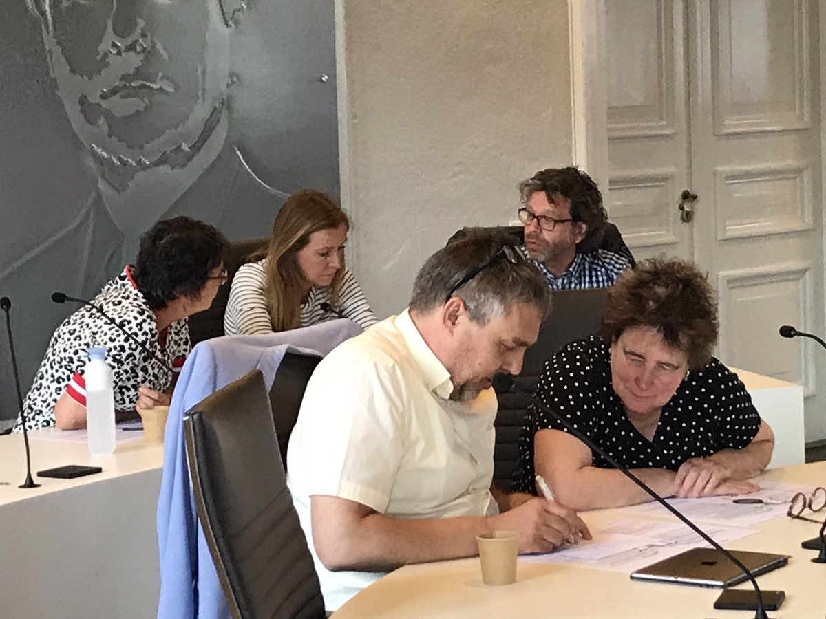 Raadsleden aan de slag met de kaarten over de #RES tijdens de #raadsacademie van de Nederlandse Vereniging voor Raadsleden (<a href="/RaadslidNu/">Nederlandse Vereniging voor Raadsleden</a>) in Barneveld. 

<a href="/Fabriekstweet/">De Argumentenfabriek</a> <a href="/lok_dem/">Netwerk Democratie in Actie</a>