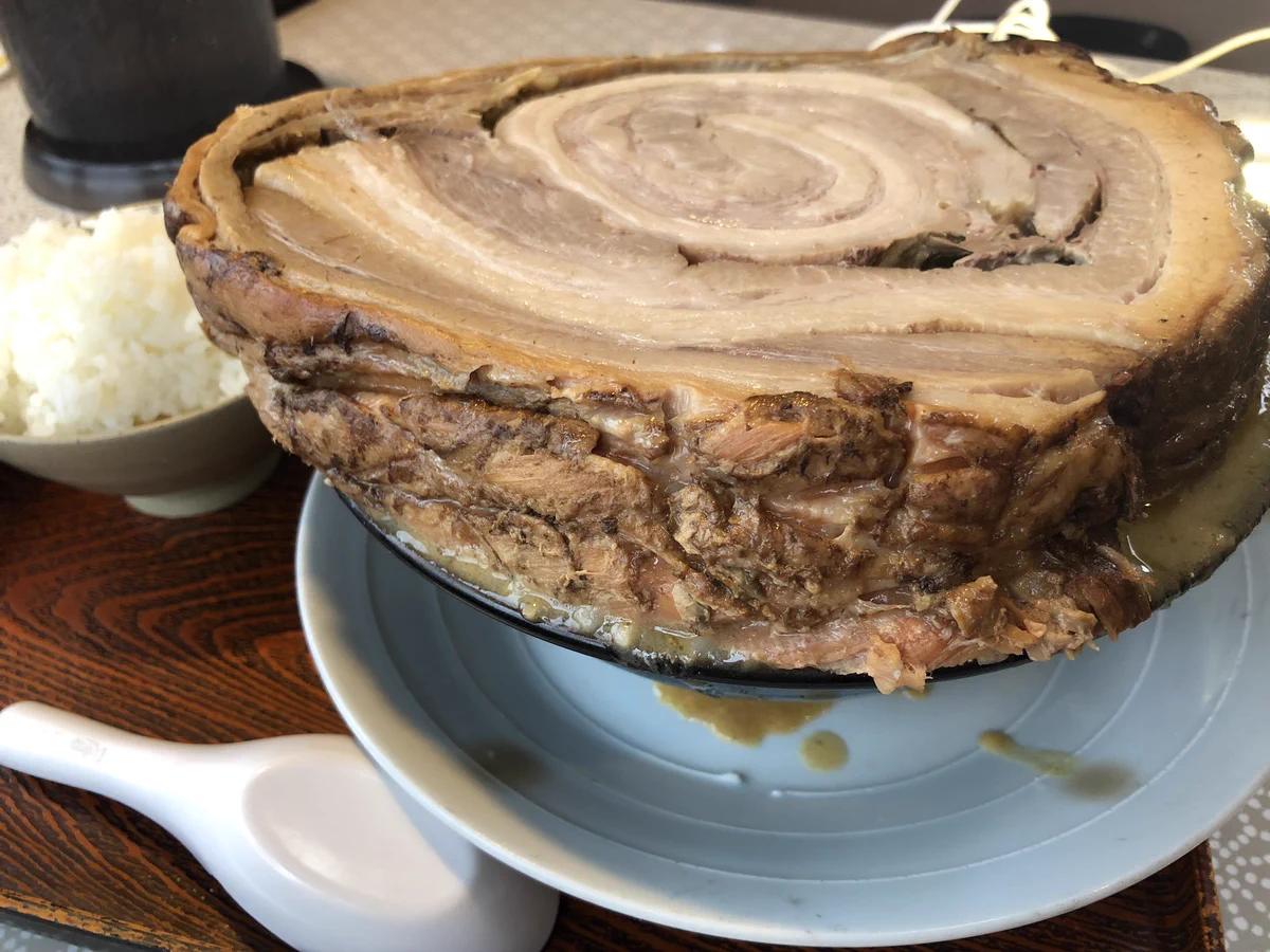 インスタ映えしそう？チャーシューがあまりにもデカすぎるラーメンwww
