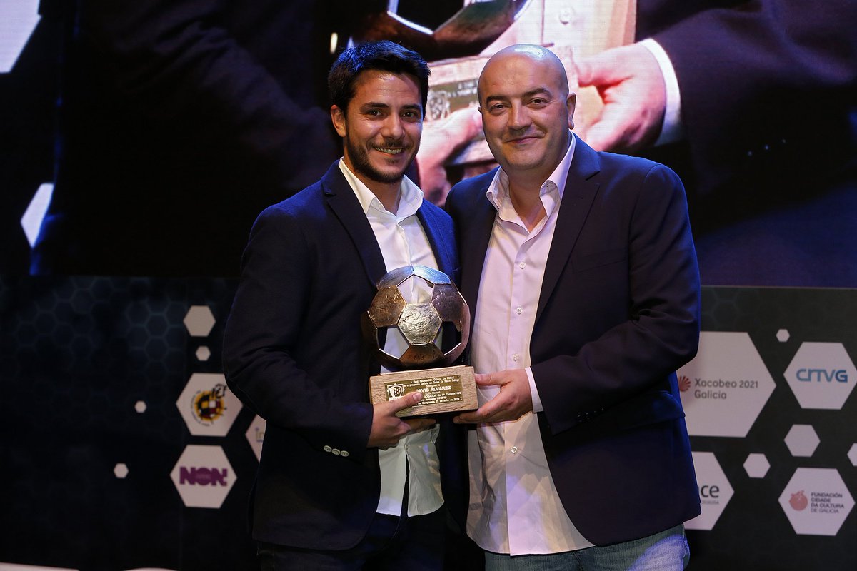 futgal's tweet photo. Premios @GALICIANGOLES ´(parte 2)
✅Máximo goleador 2ªB - Trofeo Antonio Tarrío ➡️Ibán Salvador @isalva10 e Manu Justo. Con 10 goles
✅Mellor xogador de 3ª ➡️ David Álvarez
✅Mellor árbitro de 3ª ➡️ Zulema González @zulemitaaaa 
✅Trofeo Quinocho á Deportividade ➡️@larachacf https://t.co/16sa85uO0s