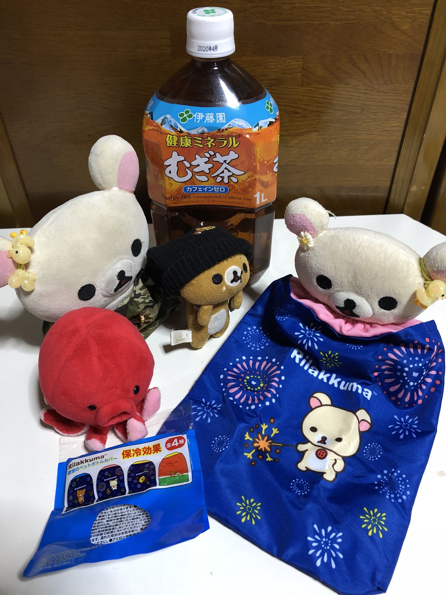 まにゅっぺ Pa Twitter ぺー 普段このサイズのペットボトルは買わないんだけど 麦茶は沸かして作る派 カバーが気になったので買っちゃったっぺ 1番かわいいコリちゃんを選んだよ でも大きいペットボトルは持ち歩かないからなぁ 他に使い道あるかなぁ