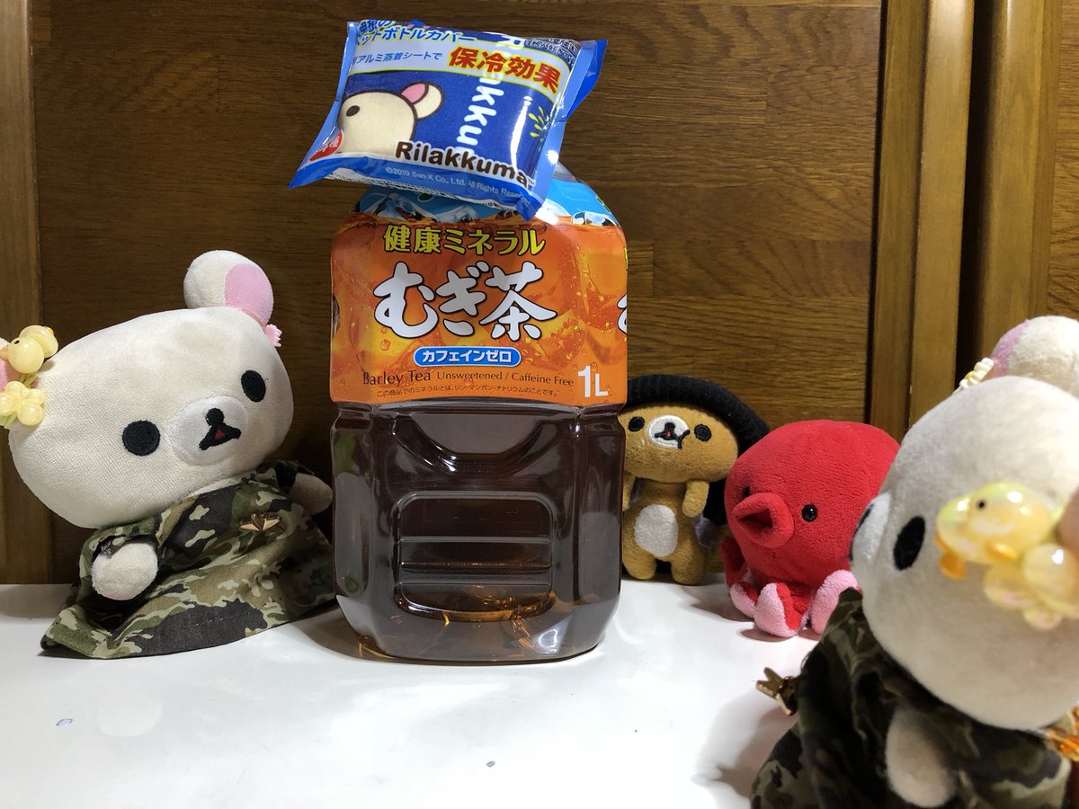 まにゅっぺ Pa Twitter ぺー 普段このサイズのペットボトルは買わないんだけど 麦茶は沸かして作る派 カバーが気になったので買っちゃったっぺ 1番かわいいコリちゃんを選んだよ でも大きいペットボトルは持ち歩かないからなぁ 他に使い道あるかなぁ