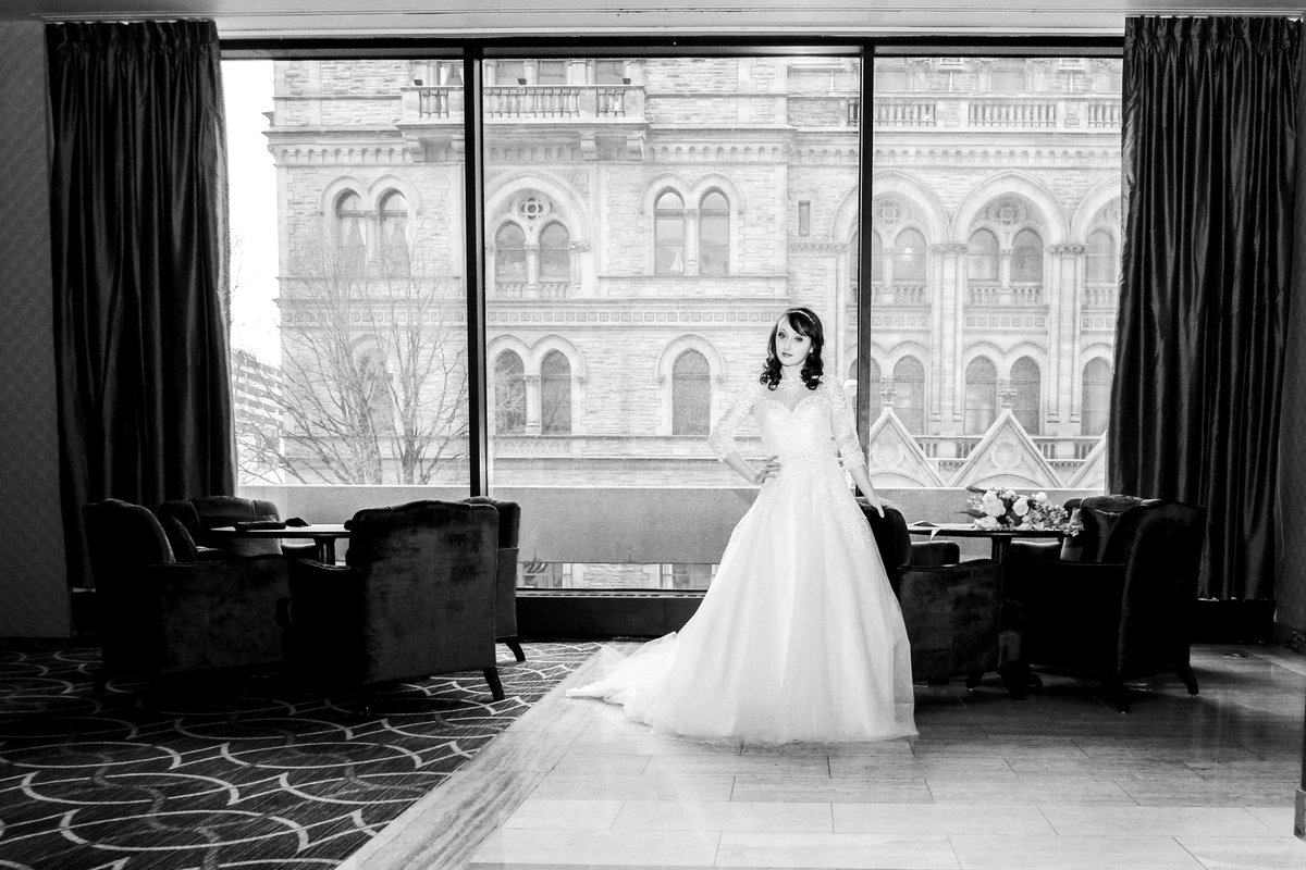 Thank you Sarah Elizabeth Photography for this AMAZING black and white photo, in our Plaza Lounge overlooking Bricker and Eckler LLP. #sarahelizabethphotography #614weddings #blackandwhite #setbacksaturday #LOVE #cbusweddings #downtowncbusviews