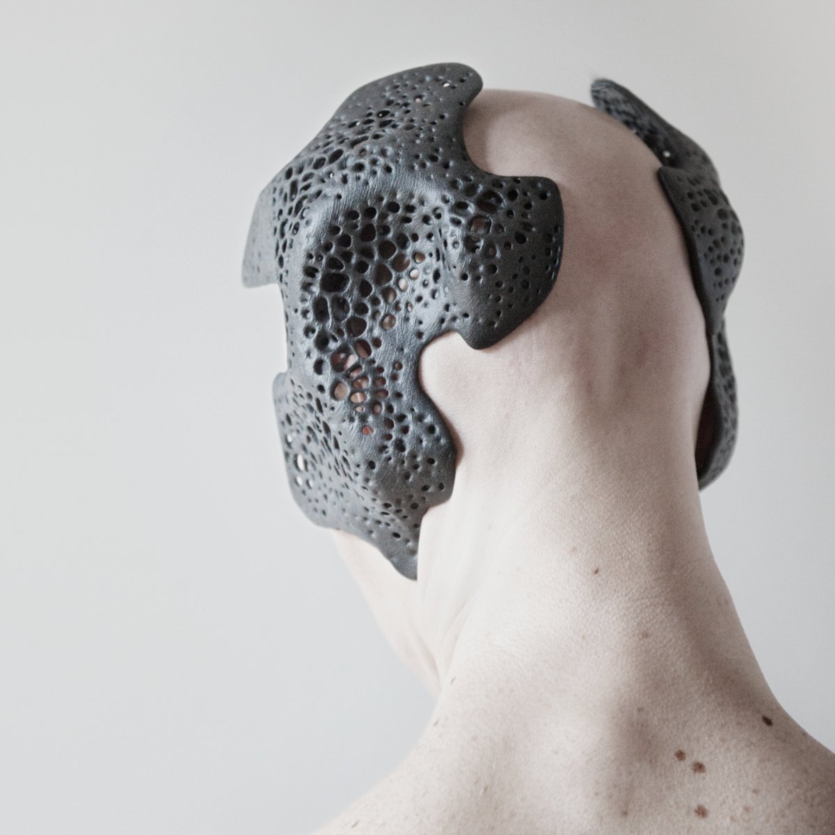 CARAPACE AUDIAM 2019 (<a href="/filipponassetti/">Filippo Nassetti</a> and <a href="/alessandrozompa/">AlessandroZomparelli</a>)
Full project here: mhoxdesign.com/carapace_audia…
#3dprint #prosthesis #bodyextension #masks #generativedesign  #postnatural #design #architecture #carapace #contemporaryart #generativeart
