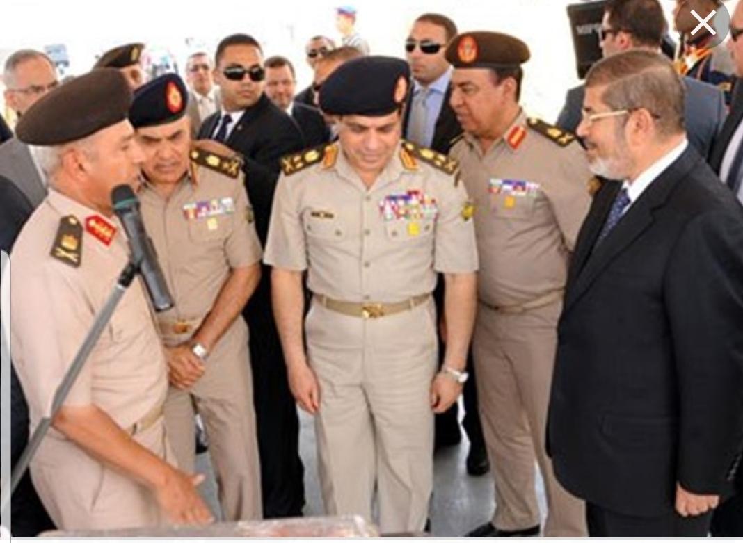 drassagheer's tweet photo. أبو الطيب المتنبي يحكي قصة اغتيال الرئيس الشهيد #محمد_مرسي :  
أَكُلّمَا اغتَالَ عَبدُ السّوْءِ سَيّدَهُ....
أوْ خَانَهُ فَلَهُ في مصرَ تَمْهِيدُ ؟

صَارَ (الخَسِيسُ) إمَامَ الآبِقِينَ بِهَا... فالحُرّ مُسْتَعْبَدٌ وَالعَبْدُ مَعْبُودُ ! https://t.co/tW3cO9UlFC