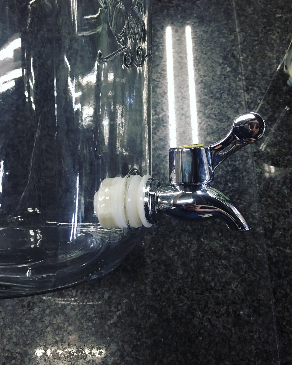 アクアテイク E アクアテイクイー 熱帯魚専門店 ウォーターエンジニアリングの新商品 ウォーターサーバータンク が入荷しました ボトル下部の蛇口から排水が可能です 税込3 480円にて販売します 店内で展示しておりますので ぜひご覧ください