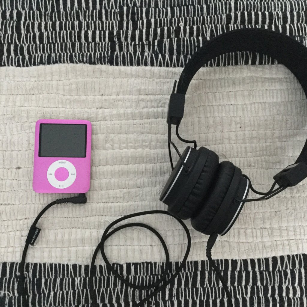 LivingRoomBlog's tweet image. I wrote about all the best new music released this week! Find out what I&apos;ll be listening to until I hate here fromthelivingroom.blog/2019/06/22/fri…