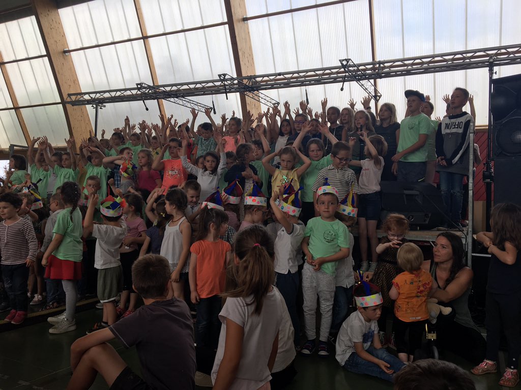 M_Porte_Daasen's tweet photo. Très belle fête d’école @ECNOROY félicitations aux élèves et aux enseignants pour la qualité du travail. Mention spéciale pou l’adaptation des fables de La Fontaine ! https://t.co/VWjO37IYy2