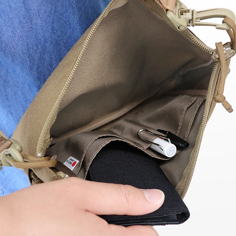 FULLCLI45645445's tweet photo. 防水性の高いX-PacのMONKモンクが販売開始!ポケット代わりのミニマムバッグとして役立ちます。ストラップを外せばクラッチバッグの様な使い方もできます。ストラップは、ジェットグライドを装備。
FULLCLIPホームページをご覧下さい。
https://t.co/ekqSjIlzzC
#fullclip #フルクリップ #jetglide https://t.co/Tkm5XB0jGJ