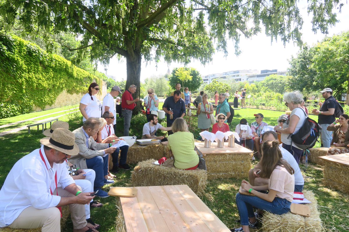 Hum quel régal ce paysage comestible 😋 Un parcours-dégustation est organisé au cœur du Jardin Botanique de #Bordeaux. Dégustation de miels, bouchées aromatiques et notes sucrées originales... chaque assiette proposée s’inspire des plantes de la région #Gironde #Bxff
