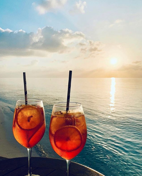 🍹 When the sun goes down , we are here enjoying our favorite drinks with the most amazing views! 🌅
.
.
.
📸 : __ste_fa_nie__

#OBLUHelengeli #travel #beach #cocktail #sunset #view #summer #weekend #Maldives