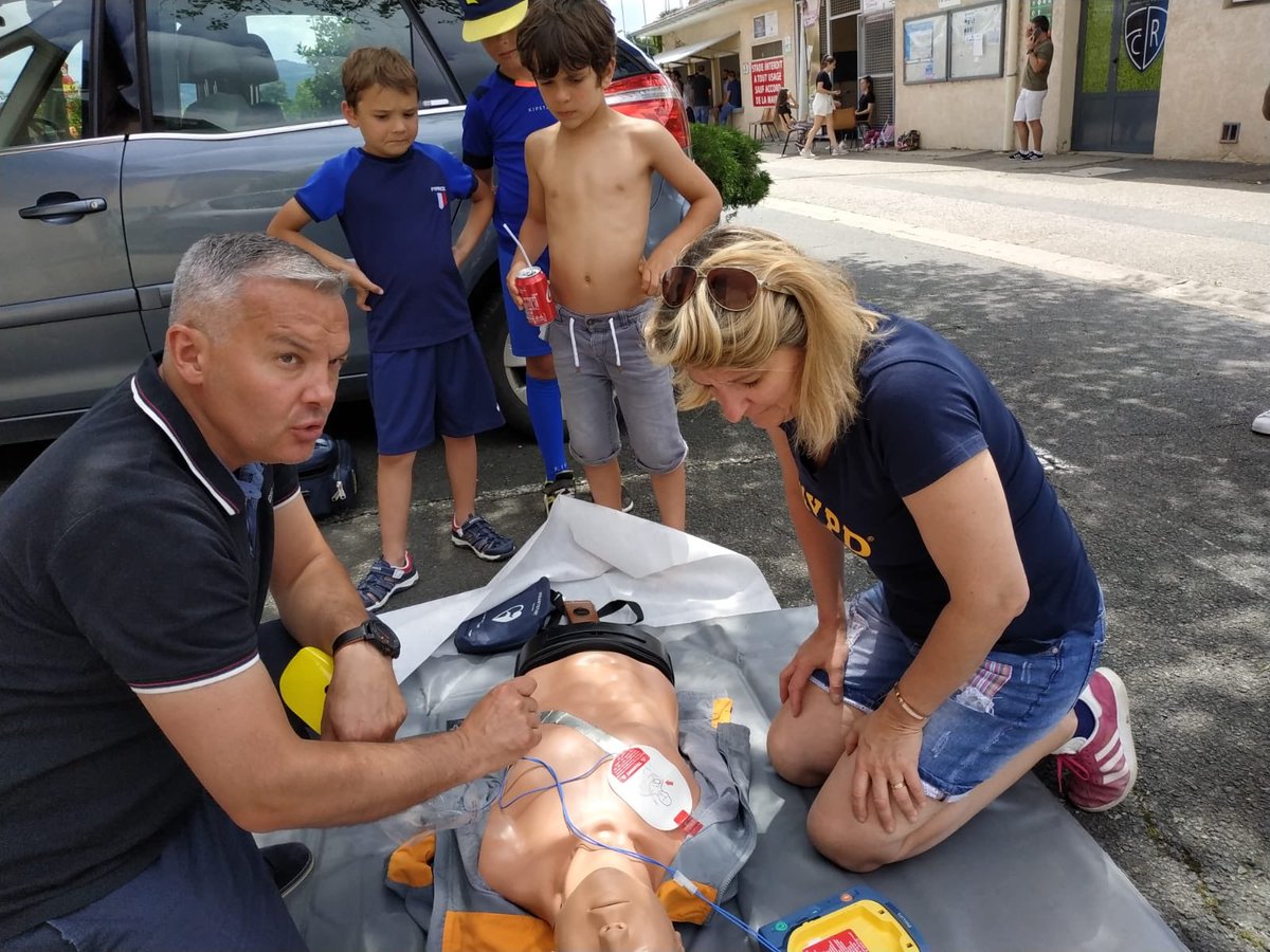 Remise d’un défibrillateur au club de football FC Rive Droite lors de la journée du sociétariat par la caisse locale de Neuville sur Saône <a href="/ca_centrest/">Crédit Agricole Centre-est</a> #prevention #football