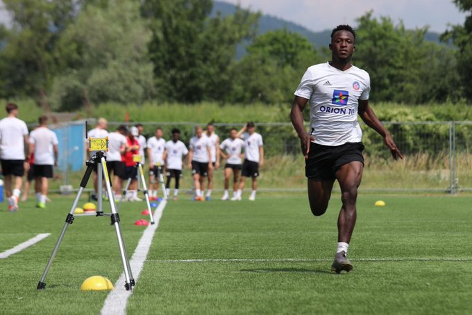 Osman Bukari entrenándose con el AS Trencin.