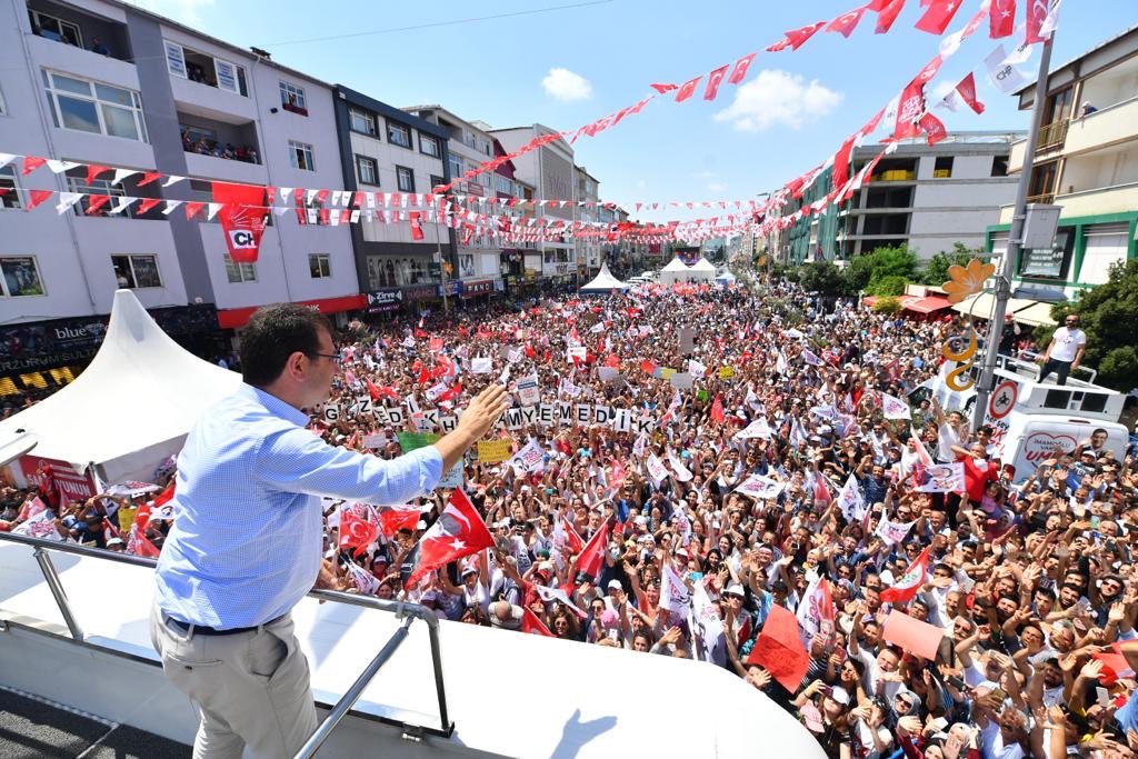 Başınızı asla öne eğmeyin çünkü biz haklıyız, doğruyuz ve mutlaka kazanacağız. İstanbul’u israftan beslenen bir avuç insan değil 16 milyon vatandaş yönetecek. Teşekkürler Sultanbeyli 👏🏻👏🏻👏🏻#HerŞeyÇokGüzelOlacak