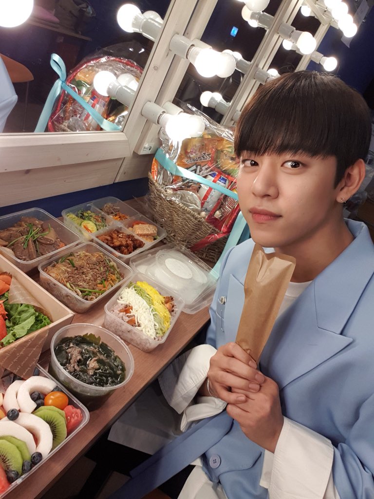 official_JDH93's tweet photo. [#정대현] 팬 분들께서 보내주신 사랑에 힘입어 생일파티를 성공적으로 마쳤습니다❤️
모두 저녁 맛있게 챙겨드시고 행복한 주말 보내세요!

#JUNGDAEHYUN #대현 #고마워 https://t.co/pYtbAeSTTC