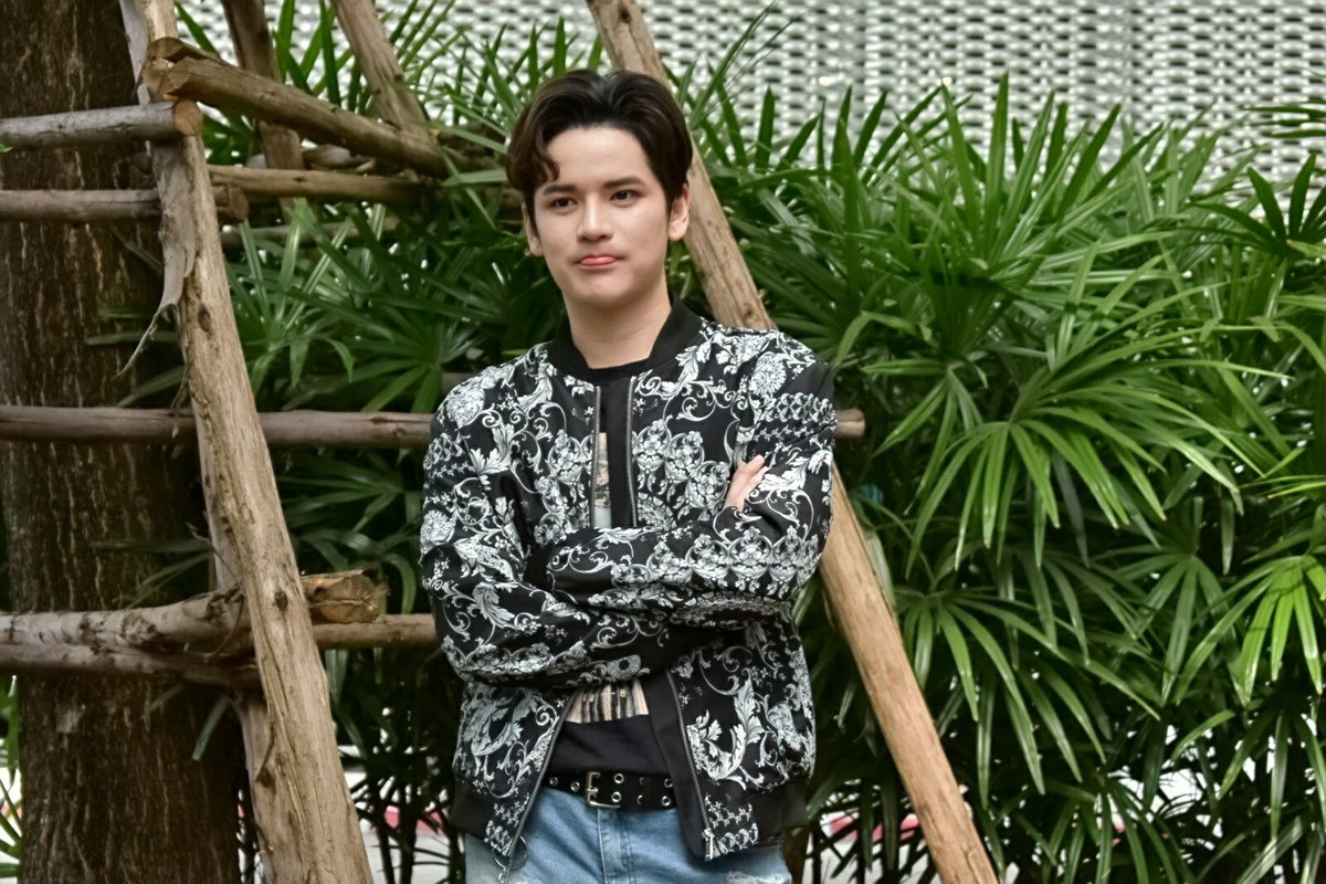 pui_pt's tweet photo. @Tao_AF8_FC ระหว่างรอขึ้นเวที #ครอบครัวดนตรีliveconcert #ch3concert #OnemoretimeTao #สาวกแวมไพร์ #TaoPhiangphor #TAOSTP https://t.co/jcVhh3C0D4