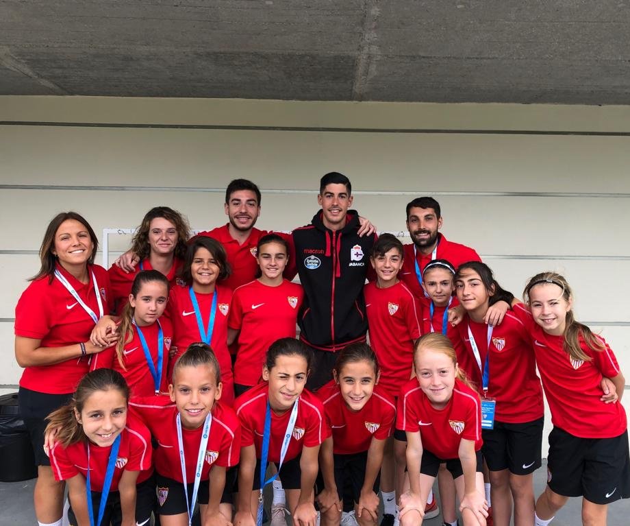 Carlos Fernández, con las futbolistas del Sevilla Femenino en Abegondo (Foto: Sevilla FC).