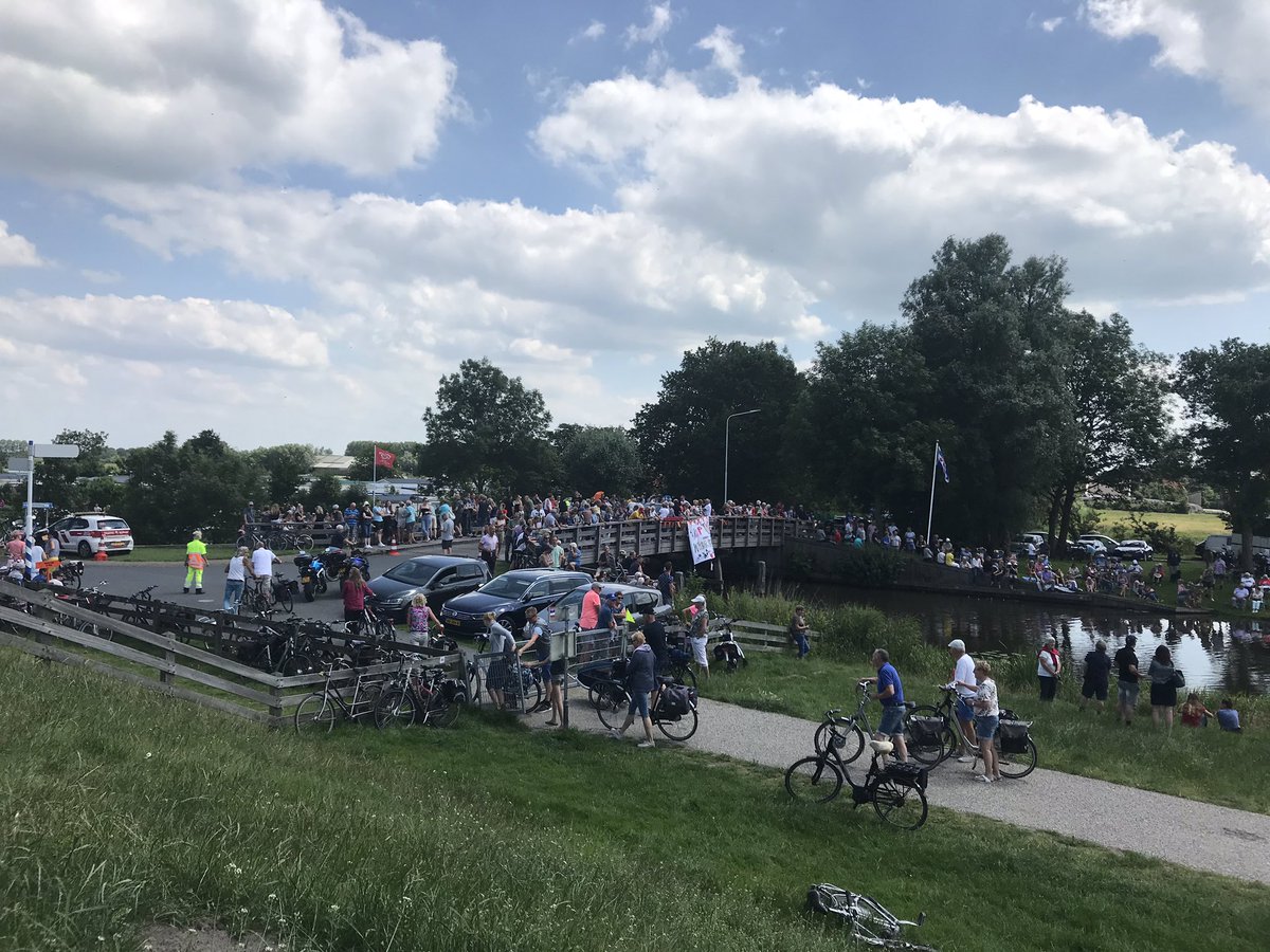 De brug bij #molkwerum loopt vol voor <a href="/mvdweijden/">Maarten vd Weijden</a>. 45 min voor op schema! Vorig jaar zwom Maarten voor de #rebacare studie. Ook dit jaar hopelijk veel geld voor onderzoek naar kanker cc <a href="/kwf_nl/">KWFKankerbestrijding</a> @joostboormans #11Stedenzwemtocht