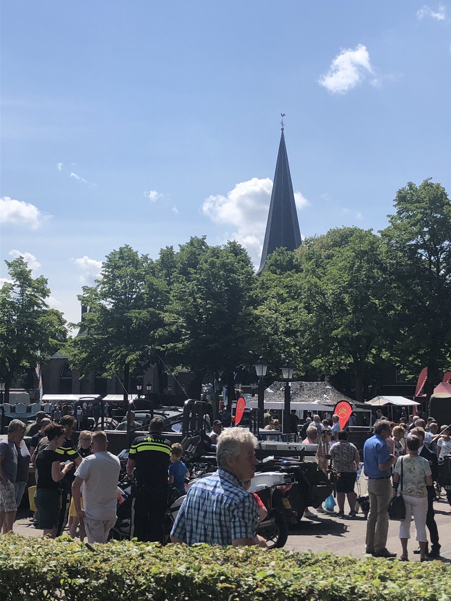 Vandaag regionale <a href="/VeteranenVeluwe/">Regionale Veteranendag NW Veluwe</a> dag in Putten. In aanwezigheid van staatsecretaris <a href="/Barbara_Visser1/">Barbara Visser</a> en gedeputeerde <a href="/peterdrenth68/">Peter Drenth</a>  eren Ermelo, Putten, Nijkerk, Zeewolde en Harderwijk hun veteranen. Er ontstaan mooie gesprekken met bezoekers over missies en vrijheid.