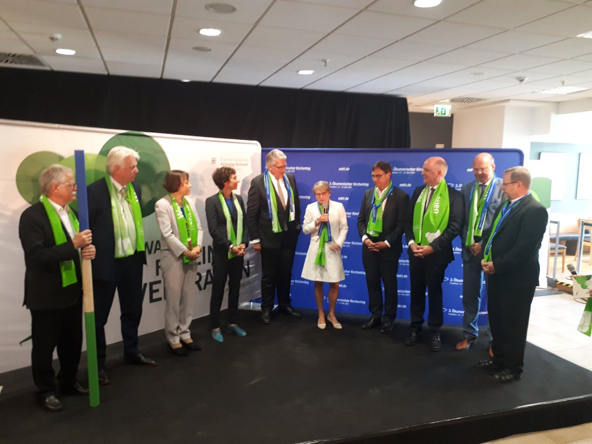 kirchentag_de's tweet photo. #Stabübergabe: Thomas #Sternberg und Bettina #Limperg als Präsidenten geben mit beteiligten Bischöfen Ausblick auf 3.#Ökumenischen #kirchentag #Frankfurt 2021 https://t.co/U4MP4CxAir