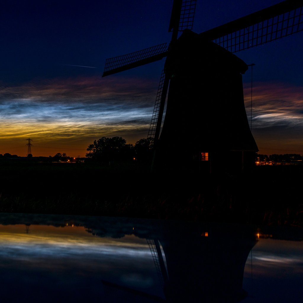 OvingeRoel's tweet photo. EN - Noctilucent clouds | NL - Lichtende nachtwolken | DE - Nachtleuchtende Wolken --- #NightSky #Longestday #LangsteDag #Nachtfotografie #Meteorologie #Wolkenkunde #Nefologie https://t.co/593nrs9mjx