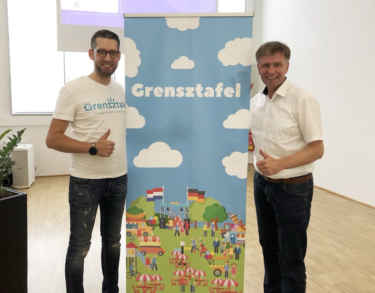 Projektstand Vorstellung bei <a href="/EuregioDNL/">Euregio</a> Ratssitzung in #Nordhorn im #NINOHochbau <a href="/StadtmuseumNOH/">Stadtmuseum Nordhorn</a> <a href="/wolberj/">Jan-Christoph Wolber</a> gemeinsam mit Rainer #Doetkotte #Bürgermeister <a href="/gronau_tweet/">Gronau Tweet</a> #Grensztafel #Gemeinsam #Deutschland #Niederlande #Grenzüberschreitend #handinhand #Noabers <a href="/Netwerk/">Netwerk</a> #Netzwerk