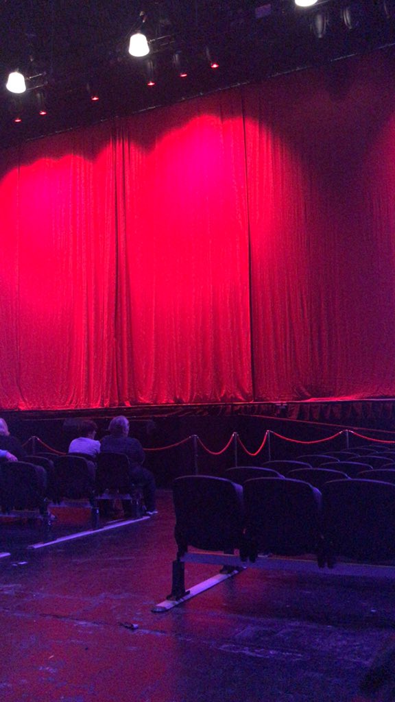 ItsLaraJevons's tweet photo. Just a bit close for @MrsBrownsBoys #DMusical https://t.co/fYekhHdnZg