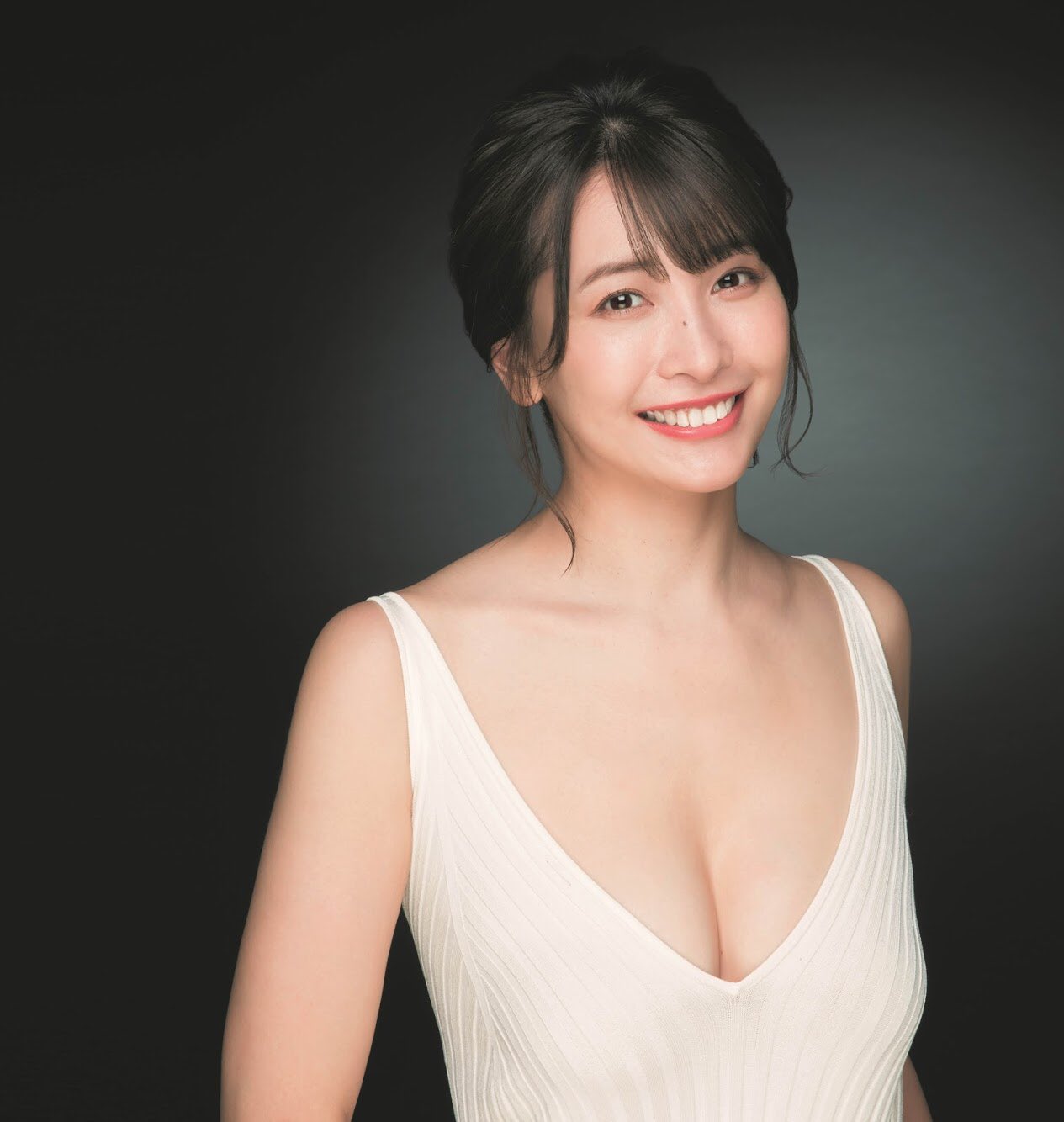 Twitter 上的 週刊大衆 先走って公開 山崎真実さん Yamasakimami9 が 6月24日発売 週刊大衆 7月8日号の表紙に登場 光りかがやくようです T Co Mfoqpoiqro Twitter