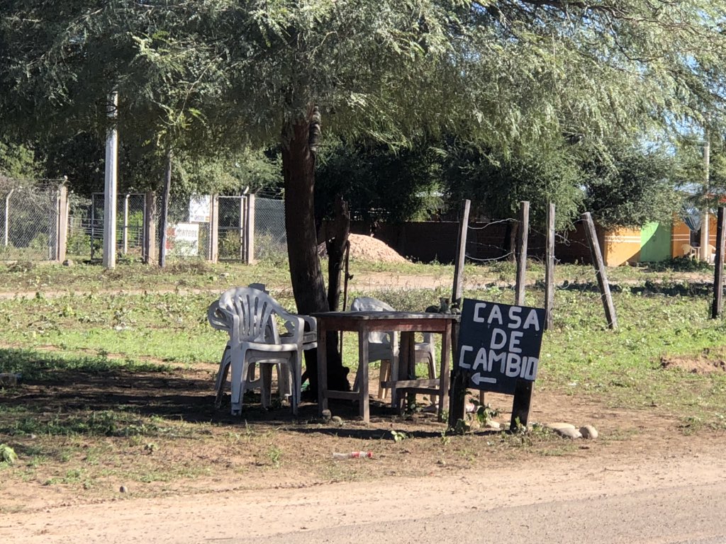 gbaracatt's tweet photo. La creatividad y capacidad emprendedora de nuestra gente es increíble, como este ejemplo que en medio del bosque chaqueño está la casa de cambio. Si nuestra gente tendría acceso a oportunidades y ser parte de un ecosistema emprendedor otra sería la historia. https://t.co/IXv2Vbc5sk