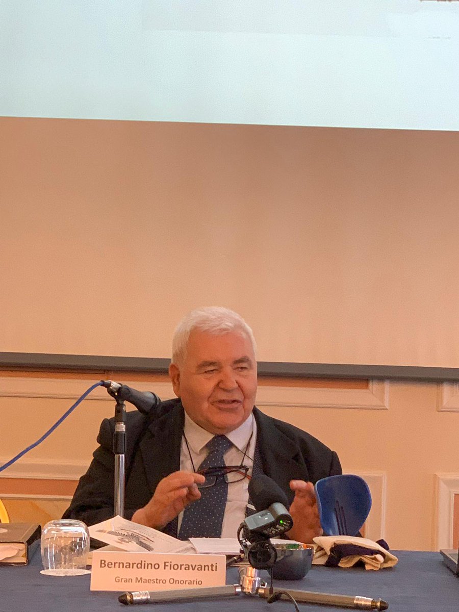 GOI_Lombardia's tweet photo. L'Illustrissimo #GranMaestroOnorario Fr. Bernardino Fioravanti parla della Storia della #Ritualità nella #LiberaMuratoria del @GrandeOrienteit, ai #MaestriVenerabili del @GOI_Lombardia riuniti oggi a #Stresa per parlare di "#Tradizione, Ritualità, #Gerarchia" https://t.co/DNGyAx1g2E