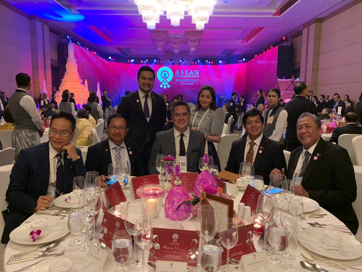 jcdongon's tweet photo. Look:Dumalo ang ilang sa mga gabinete ni Pangulo Duterte maging nina Marinduque Rep. Lord Allan Velasco at Taguig Rep. Allan Cayetano sa 34th ASEAN Summit Gala dinner  sa Bangkok, Thailand. 

📷:PCOO Sec. Martin Andanar https://t.co/GMr6xP5epU
