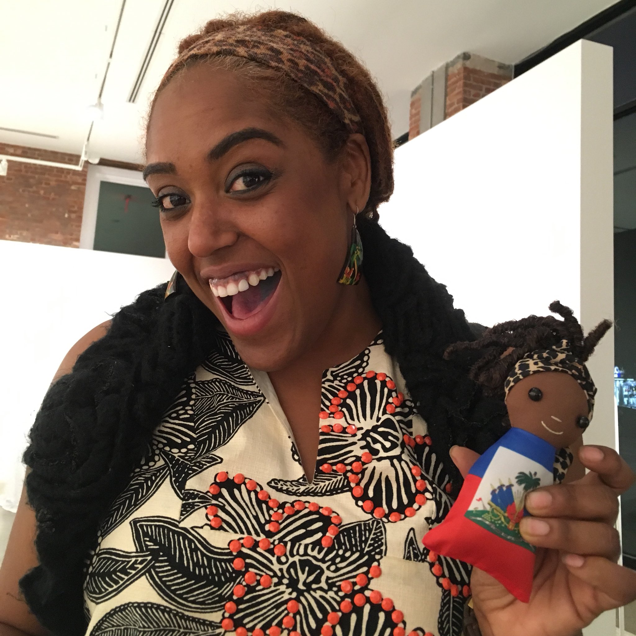 堂本かおる on X: 「私、ハイチ系だから！これ！すごく嬉しい！」と、ハイチの旗🇭🇹の人形を買ってくれた素敵な女性。  t.coiekdy7IBAf  X