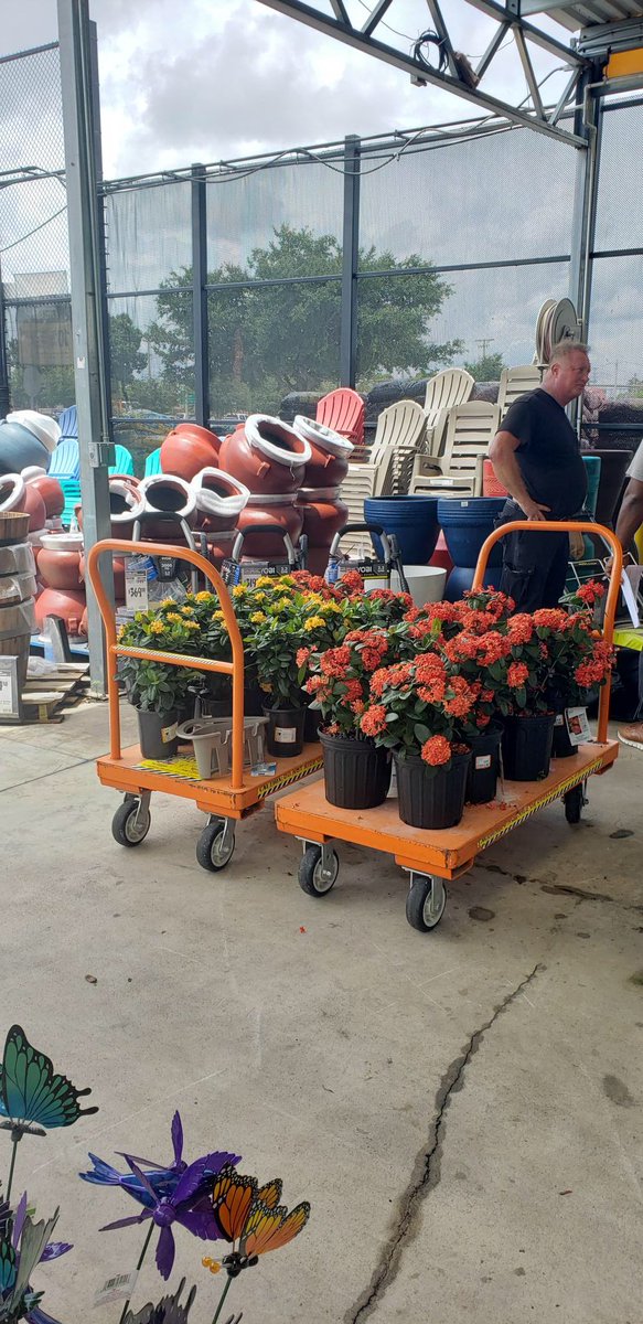 TerryThurst's tweet photo. Customers enjoying the buying experience at 6371 https://t.co/RHry8utdxp