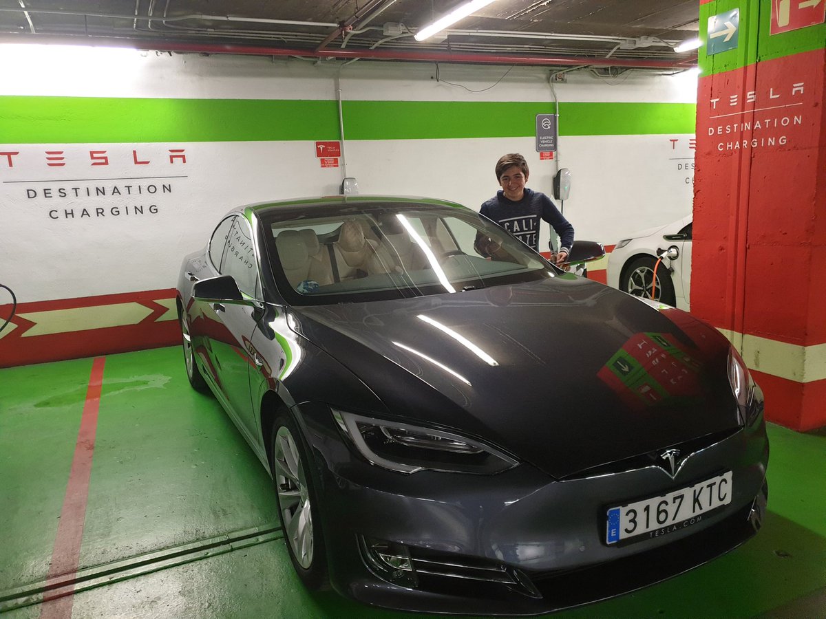 Hola, buenas tardes. Soy Diego Soria, hace un mes @TwitterEspana me bloquearon la cuenta por mi edad y me he tenido que hacer otra ya que no me la devuelven...

Muchos de vosotros ya me conoceréis. Seguirme en esta nueva cuenta, seguiré informando sobre #MovilidadEléctrica

RT 🙏