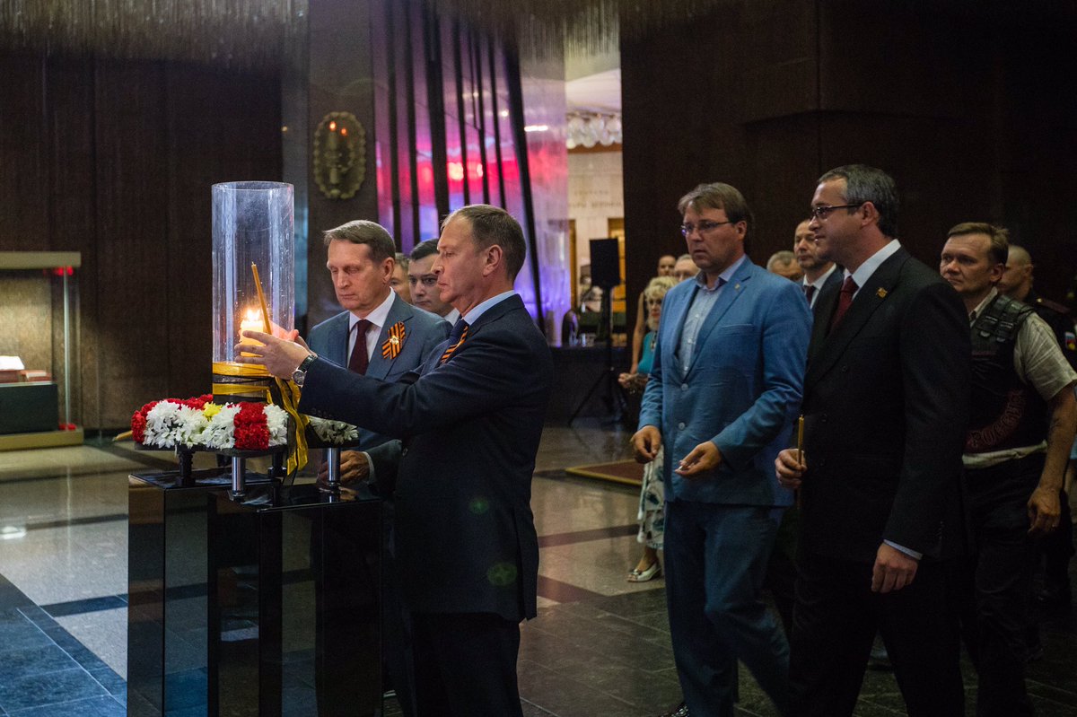 muzeypobedy's tweet image. Открыл мероприятие директор Музея Победы Александр Школьник @a_shkolnik_, который зачитал приветствие министра культуры РФ Владимира Мединского @medinskiy_vr. «Сегодняшняя акция служит прекрасным свидетельством нашей живой памяти о защитниках Отечества». #ДеньПамятииСкорби