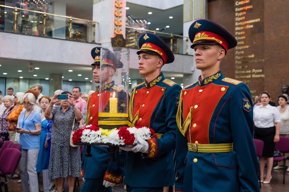 muzeypobedy's tweet image. Открыл мероприятие директор Музея Победы Александр Школьник @a_shkolnik_, который зачитал приветствие министра культуры РФ Владимира Мединского @medinskiy_vr. «Сегодняшняя акция служит прекрасным свидетельством нашей живой памяти о защитниках Отечества». #ДеньПамятииСкорби