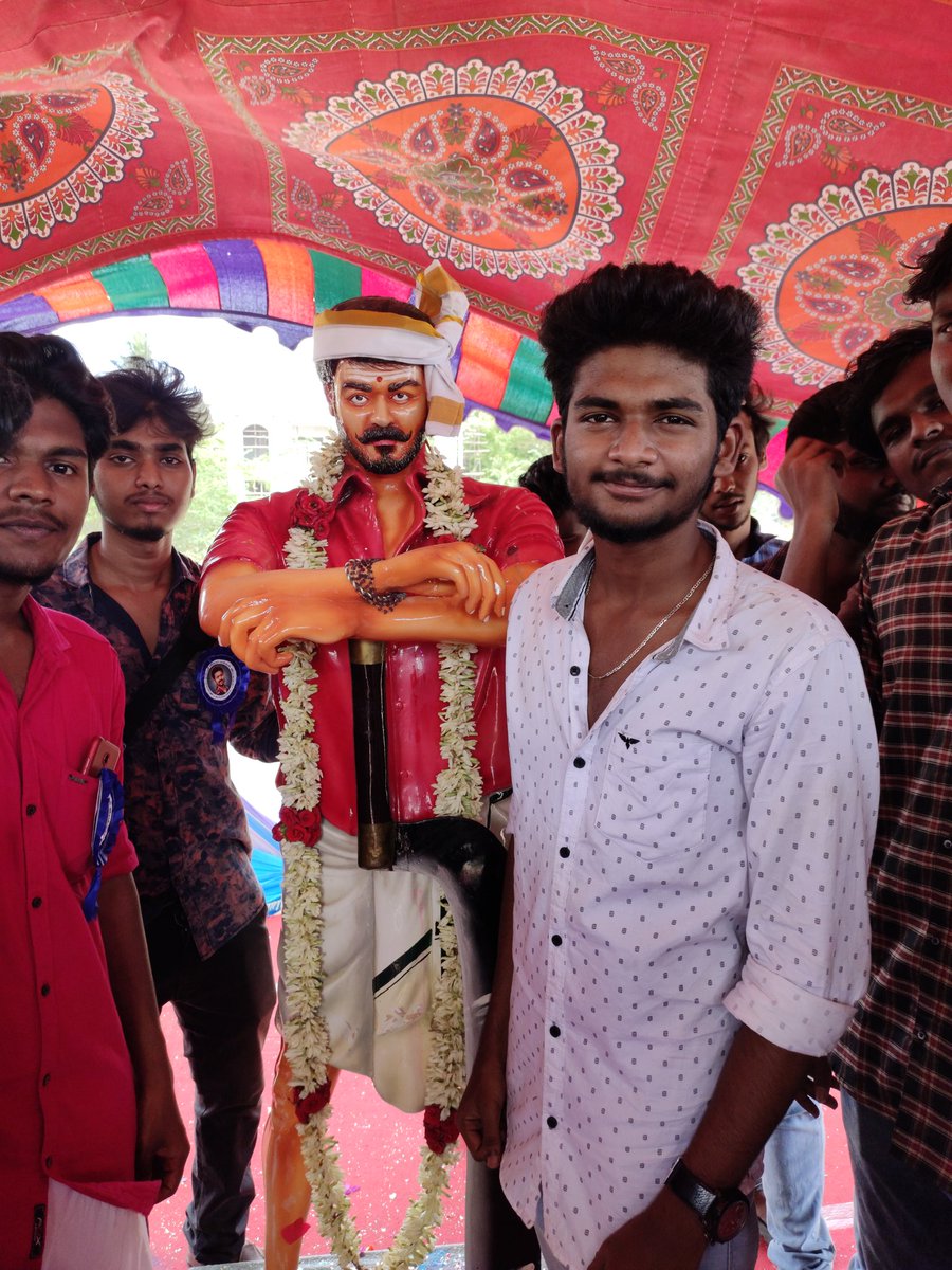 Ajju417's tweet photo. #HBDEminentVijay 🎂❤️
#Thalapathy #vijay #Vetrimaran #7feet #statue #Opening #ceremony 
#Kumbakonam #Thalapathy #Fans 😎

#தஞ்சை_மாவட்டம்_தலைமை_இளைஞரணி_தளபதி_விஜய்_மக்கள்_இயக்கம் 😍❤️❤️ https://t.co/k4JiYSwHuE