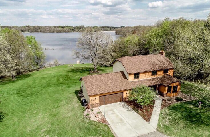 bethanyann_2's tweet photo. It’s official. Moving to Forest Lake, MN and closing on this beauty on August 1! Can’t wait for coffee with a lake view every morning 😍 https://t.co/jwbGHweAvH