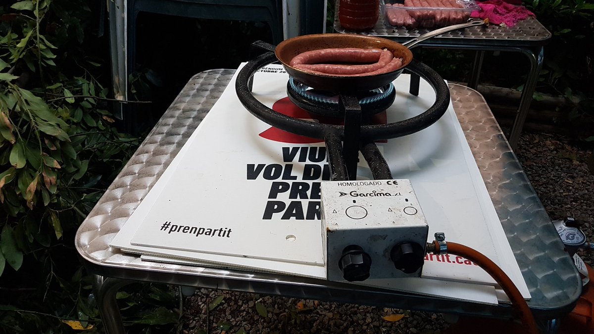 Avui les companyes d'<a href="/Arran_jovent/">Arran</a> ens preparen entrepans de tastet per sopar. Els beneficis aniran destinats a causes antirepressives. Passeu-vos-hi! ✊ #Berga #Patum2019 #PaïsosCatalans