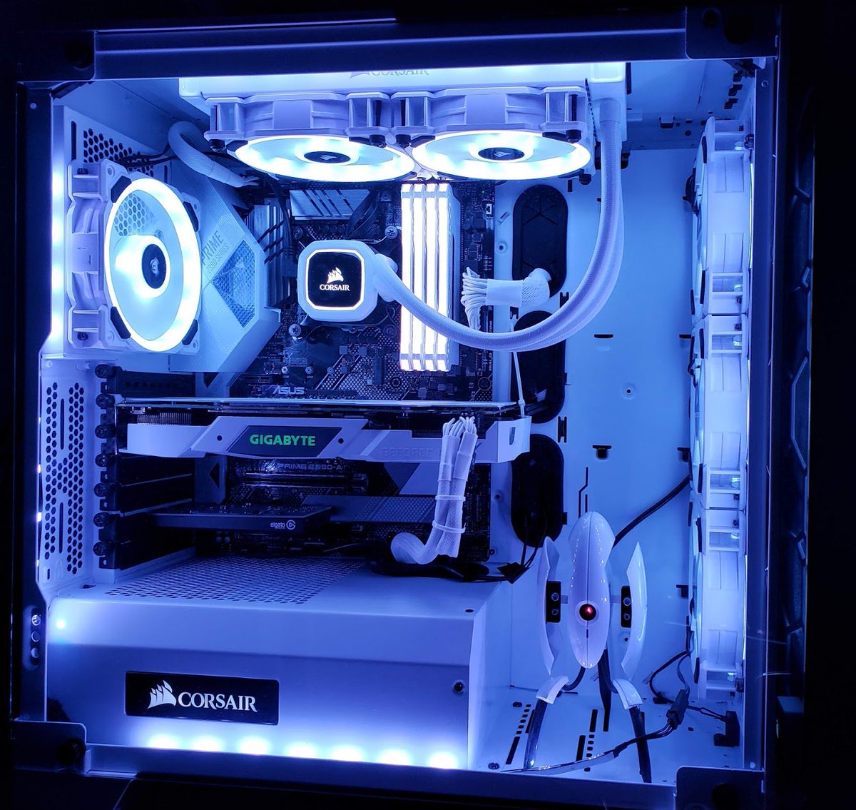Twitter 上的CORSAIR："When your awesome build also includes a good security system. 😉 570X Build by: u/crazyhalo from https://t.co/31jDHTzGng" / Twitter