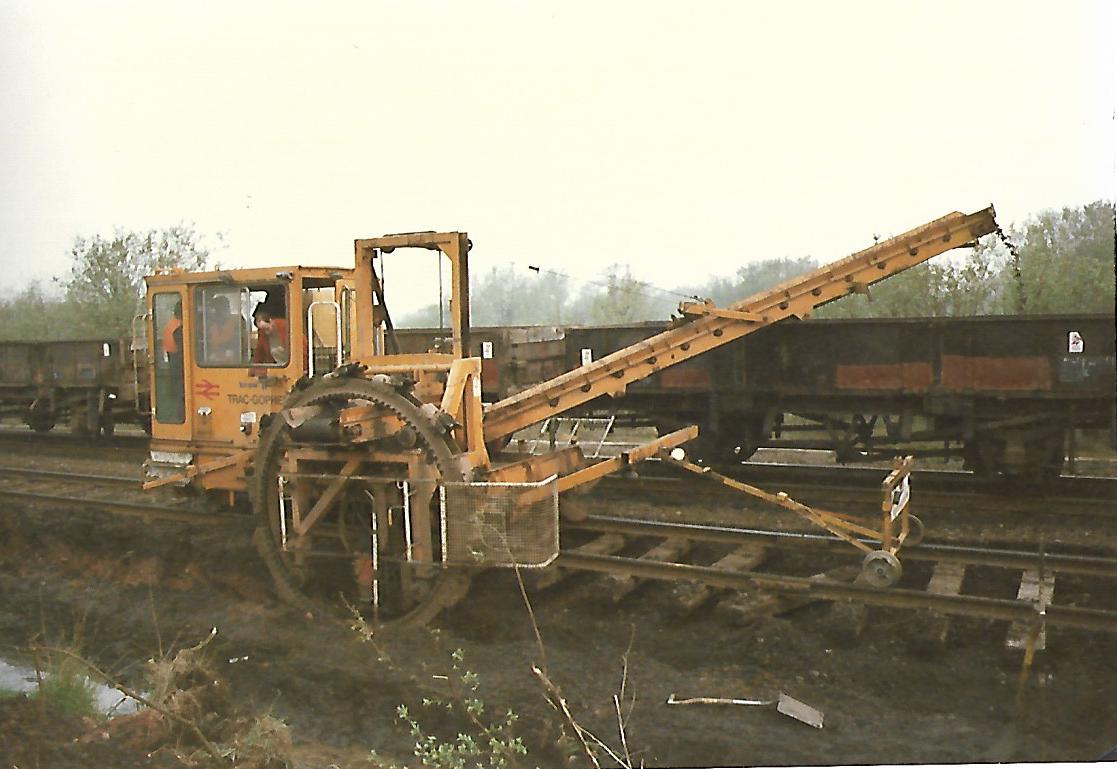 #BRTrackMachines No.9 : British Rail Tamper GO4 Tracgopher 76002 built in 1983. In use digging a trench for cabling at Aldridge Old Station 26/4/87. Spoil loaded directly into a rake of Grampus Wagons. #BritishRail #Aldridge #trainspotting @ontrackplant #trench #Grampus