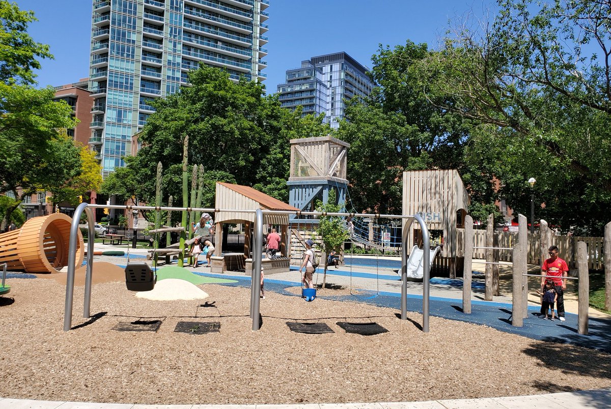 bethdblogger's tweet image. Amazing park for ages 5-12 @ Jarvis &amp;amp; Adelaide. Lots of green space for picnics. #toronto #freesummerfun