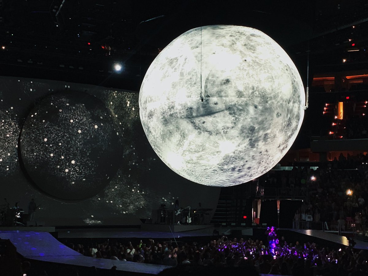 coconilaa's tweet photo. a magical night seeing @ArianaGrande for the first time ever โข visuals, vocals & choreo! โข #SWTWashington https://t.co/uurChsG6ut